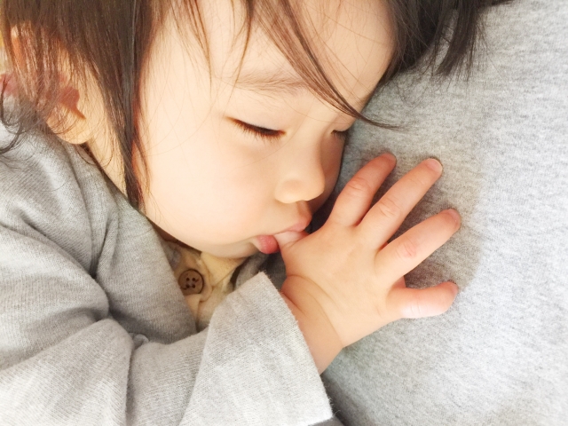 指しゃぶりは何歳まで許される？